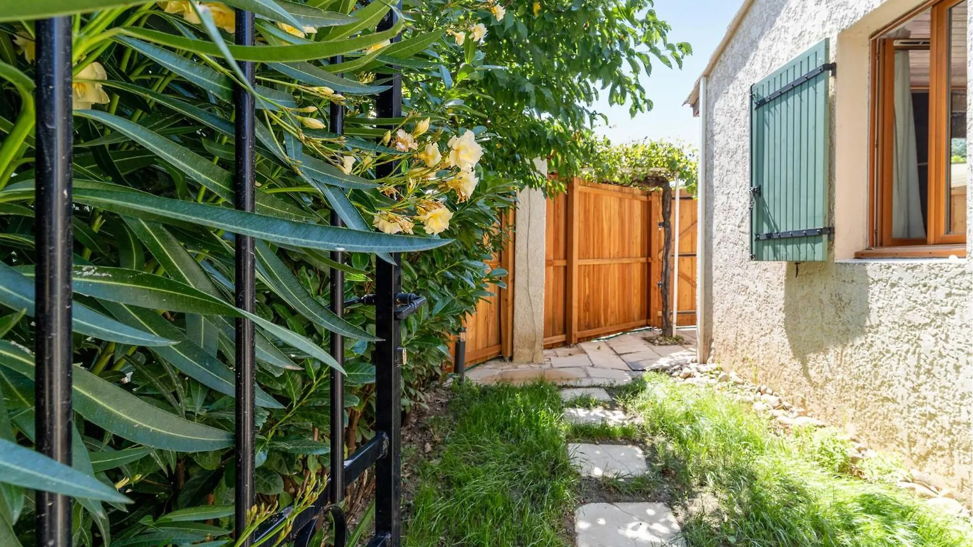 Cozy Apartment In Avignon With Wifi 0*,